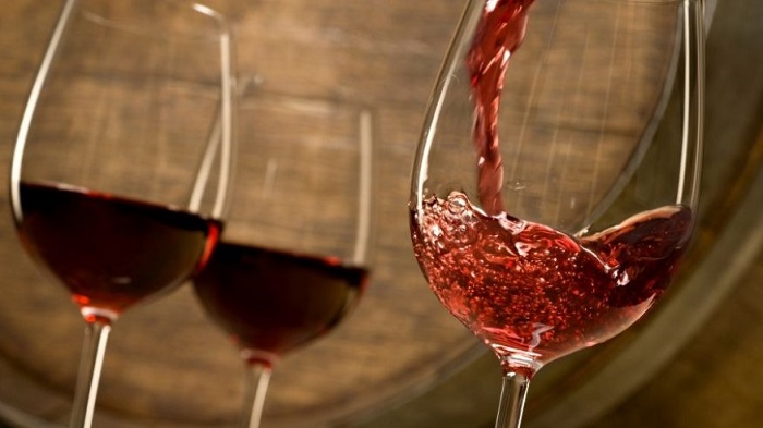Red wine molecule may slow Alzheimer`s symptoms, study finds 